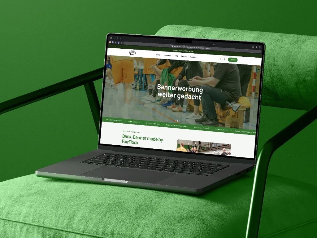 Laptop auf grünem Sessel zeigt die Startseite von bank-banner.de