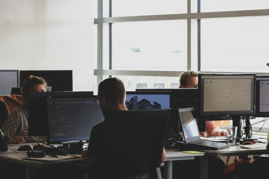 Team bei der Entwicklung von Webseiten am Schreibtisch