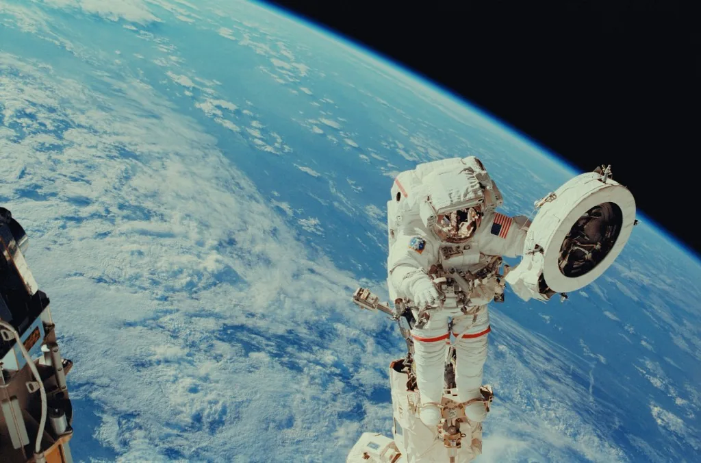Astronaut im Weltraum mit Blick auf die Erde – Rocketory hebt dein Business online ab