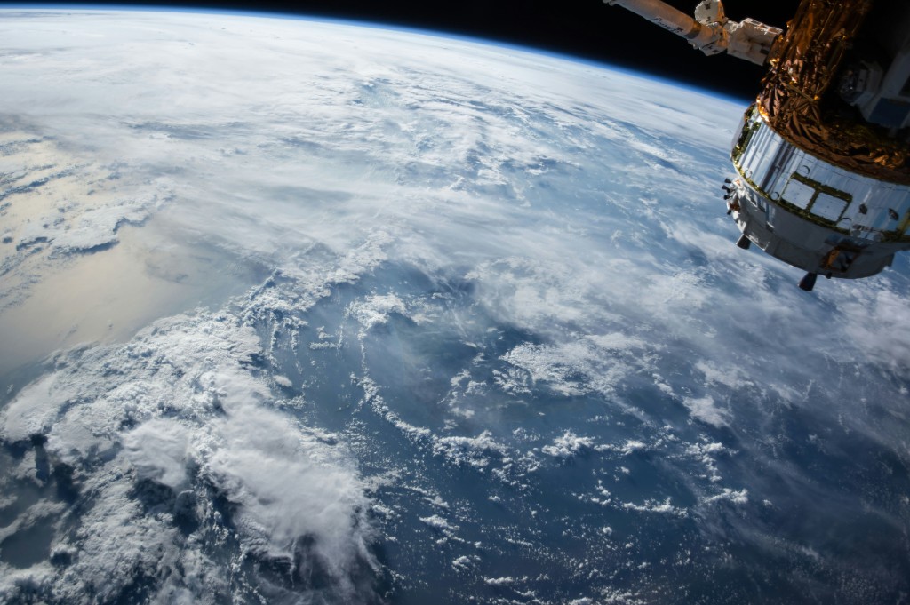 Erdblick aus dem Weltraum mit Satellit – individuelle Projekte statt Standardpaket